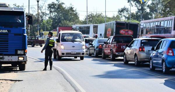 La Nación / Obstruir el tránsito ya es pasible de multa con vigencia de ley vial nacional