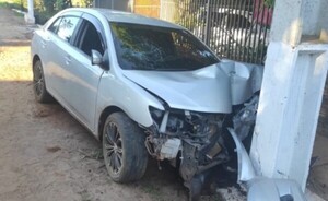 Chocan y abandonan vehículo con clavos miguelitos y proyectiles