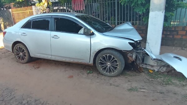 Abandonan auto robado tras chocar contra una columna y dejan clavos miguelitos y cartuchos