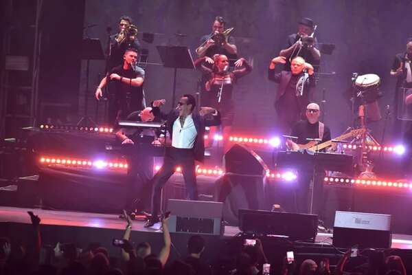 Marc Anthony y Nadia Ferreira “enamoraron” al público paraguayo en el cierre de “Viviendo Tour” - Gente - ABC Color
