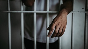 Padrastro que mató a golpes a su hijastra fue condenado a 25 años de prisión - trece