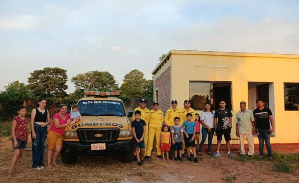 Arroyito celebra la llegada de su primer vehículo de bomberos voluntarios.