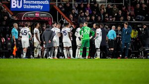 El Bournemouth-Luton, suspendido por el desmayo de Tom Lockyer