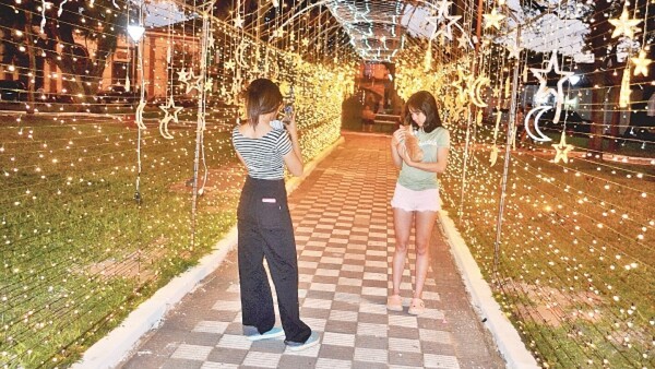 Pilar palpita Navidad con túnel de luces y concurso de adornos