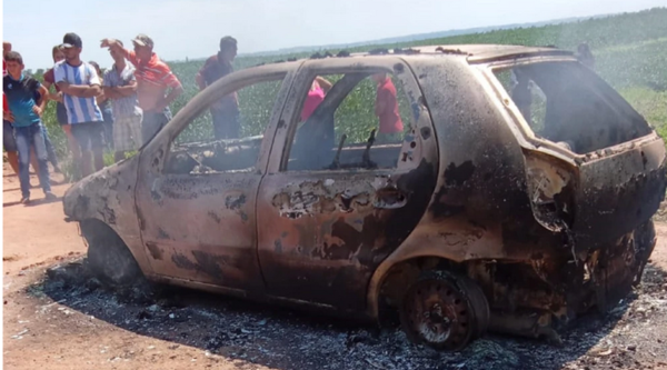 ¡Aijue! Encuentran auto quemado con tres cuerpos en su interior