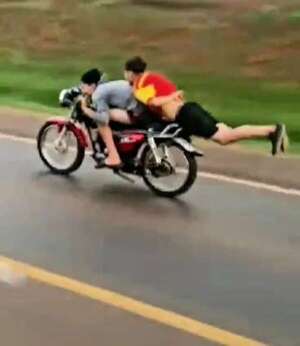 Video: Peligrosa acrobacia en moto sobre la ruta PY 02 - ABC en el Este - ABC Color