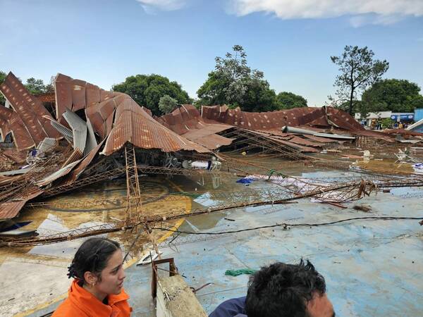 Desastre y muerte en Caaguazú: cae un tinglado, mata a una criatura y deja tendal de heridos graves