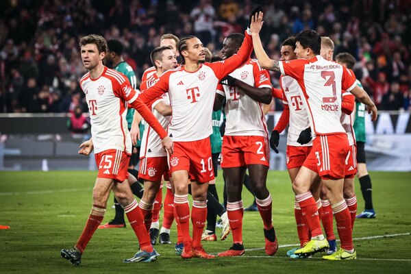 Versus / Bayern Múnich aplastó al Stuttgart y sigue la pisada del Leverkusen en la Bundesliga