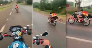 [VIDEO] ¿Venta de pollada?: filman a jóvenes haciendo “piruetas” sobre la moto a gran velocidad