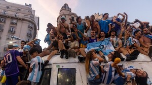 Agobiados por la crisis, argentinos reviven la felicidad colectiva de Catar-2022