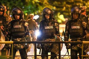 Diario HOY | Buscan trasladar a más de mil internos, un policía está herido