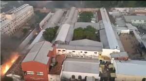 “Situación de emergencia” y bloqueos  en el barrio Tacumbú por operativo Veneratio - Policiales - ABC Color