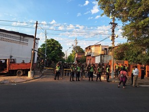 Operativo en Tacumbú deja policías heridos con disparos de arma de fuego y golpes - Oasis FM 94.3