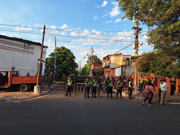 Operativo en Tacumbú deja policías heridos con disparos de arma de fuego y golpes - Oasis FM 94.3
