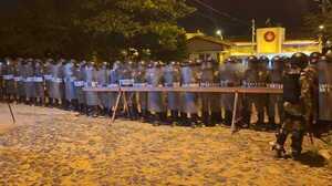 Entre disparos, desesperación y videollamadas, se intenta trasladar a 700 reos de Tacumbú
