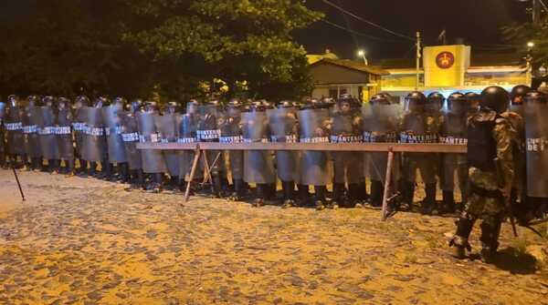 Entre disparos, desesperación y videollamadas, se intenta trasladar a 700 reos de Tacumbú