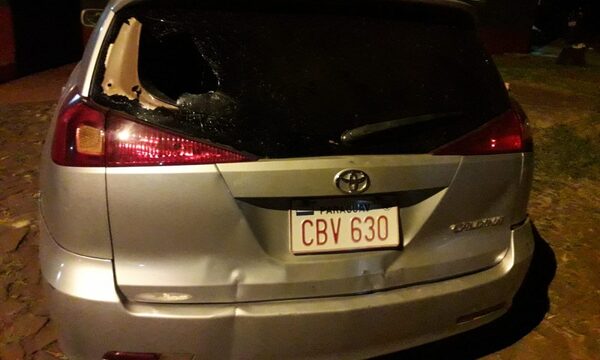 Borracho destruye auto y golpea a policías