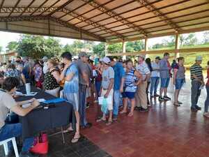 Entrega de bonos de fin de año beneficia a más de 400 familias en Arroyo Pora