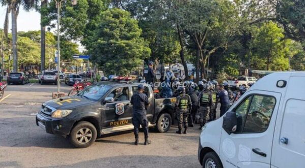 Heridos 12 policías y tres militares, un Lince muerto, 600 trasladados