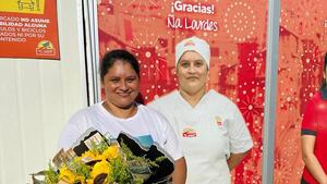 Con flores y platita mimaron a cocinera