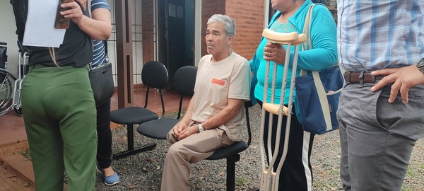 Entregan sillas de ruedas a familias de escasos recursos