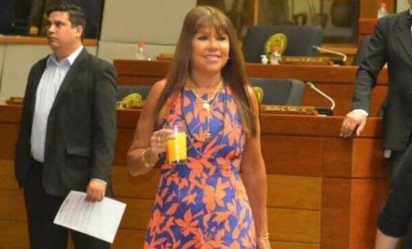 Aunque usted no lo crea, Celeste Amarilla aplaudió logro de Santi Peña