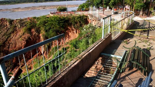 Niño recibe varias lesiones luego de caer del inhabilitado Mirador de Itá Pytapunta | 1000 Noticias