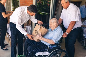 Cooperativa Chortitzer condecoró a adultos mayores de la Colonia Menno por la Navidad
