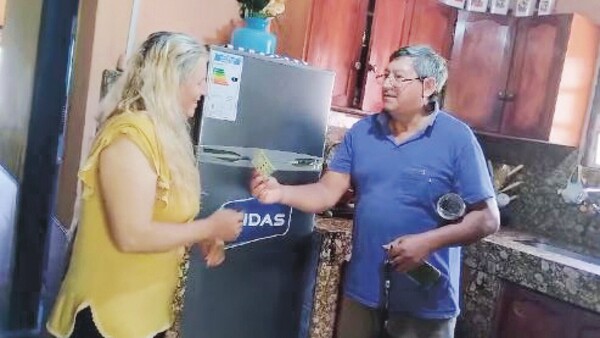 Le regaló su aguinaldo y una heladera voi a lapa