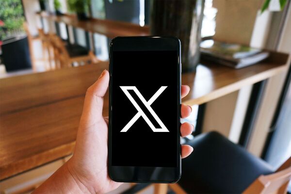 Comisi贸n Europea abre infracci贸n a X por no combatir contenido ilegal y por incitar a la versi贸n premium - Revista PLUS