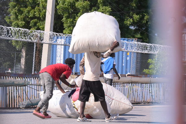 Dominicanos y haitianos retoman el mercado binancial tres meses después de su suspensión - MarketData