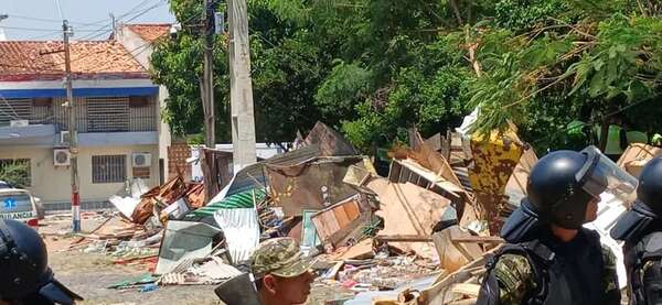 Video: destruyen puestos de venta en inmediaciones de la cárcel de Tacumbú - Policiales - ABC Color