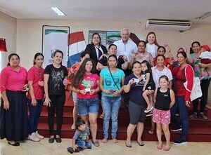 Intendente de Hernandarias entrega aportes a beneficiarios del Programa Tenonderã | DIARIO PRIMERA PLANA