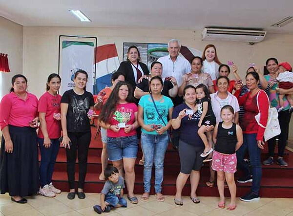 Intendente de Hernandarias entrega aportes a beneficiarios del Programa Tenonderã | DIARIO PRIMERA PLANA