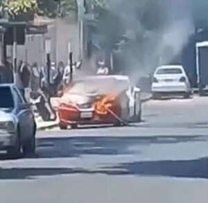 Video: cable suelto de la ANDE provoca incendio de vehículo en barrio Jara de Asunción - Policiales - ABC Color