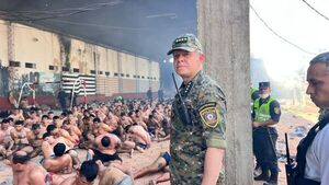 Al menos un polic铆a muerto y 14 heridos durante un enorme operativo militar en la penitenciar铆a de Tacumb煤 - Revista PLUS