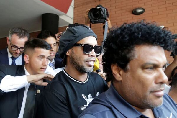 Leves condenas en caso Ronaldinho, no se probó la asociación criminal - La Tribuna