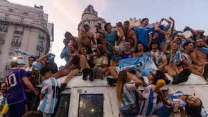 Agobiados por la crisis, argentinos reviven la felicidad colectiva de Catar-2022