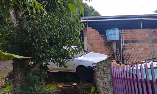 Vehículo atropella a pareja en CDE