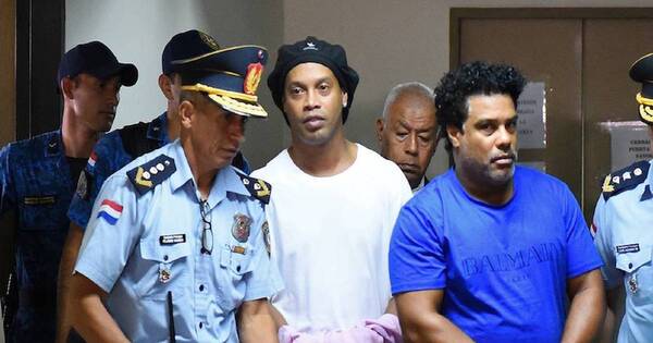 La Nación / Ronaldinho: condenan a varias personas por falsificar pasaporte de exjugador de fútbol