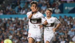 Versus / Platense adquiere la mitad del pase de Ronaldo Martínez y firma un contrato largo