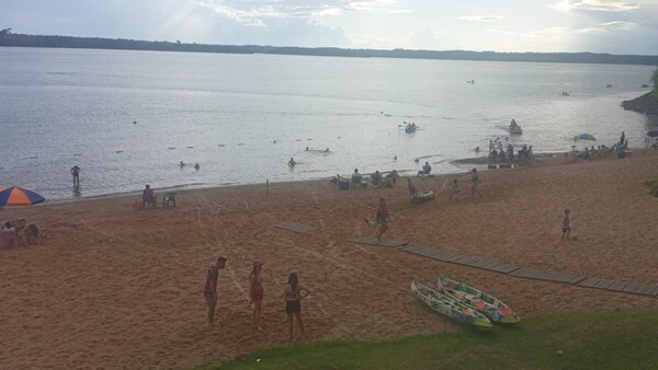 Playas de Itapúa son aprovechadas como un escape al sofocante calor