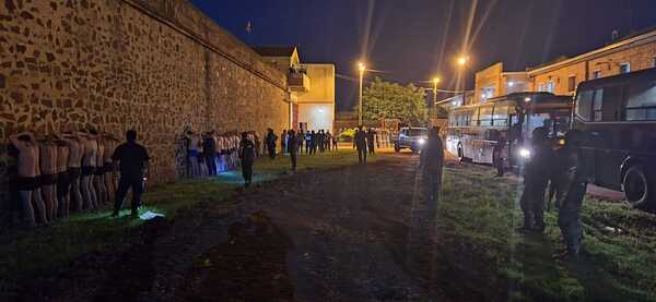 129 reclusos de Tacumbú llegaron al penal de Itapúa