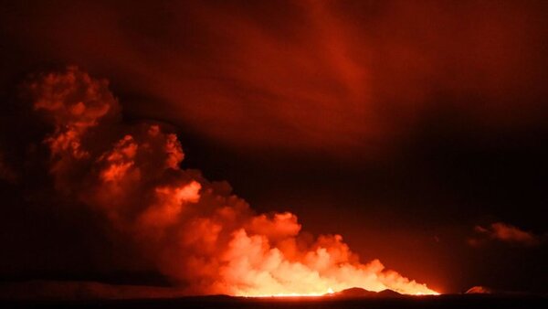 Un volcán erupciona cerca de la capital islandesa de Reikiavik