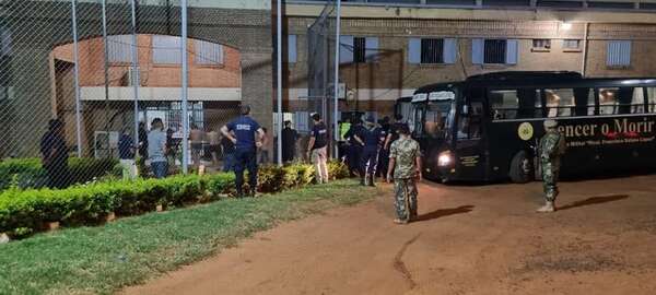 Unos 130 reclusos miembros del Clan Rótela ingresaron esta noche en el Penal de Misiones - Policiales - ABC Color