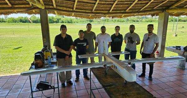 La Nación / Alumnos de UNA realizaron vuelo de aeronave fabricada