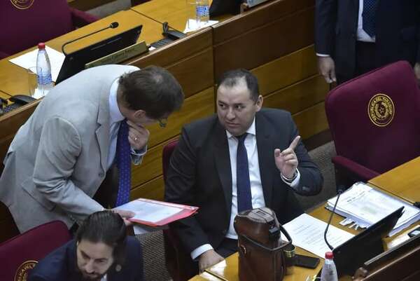 Cuestionan tratamiento de ascensos para comisarios - Política - ABC Color