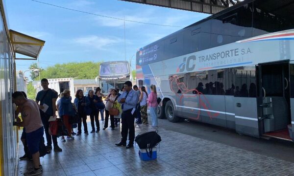 Migraciones aplica plan de contingencia para afrontar el gran flujo de viajeros en el arranque de la temporada alta