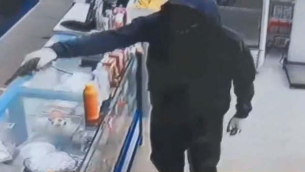 Cliente evitó que asalten una farmacia