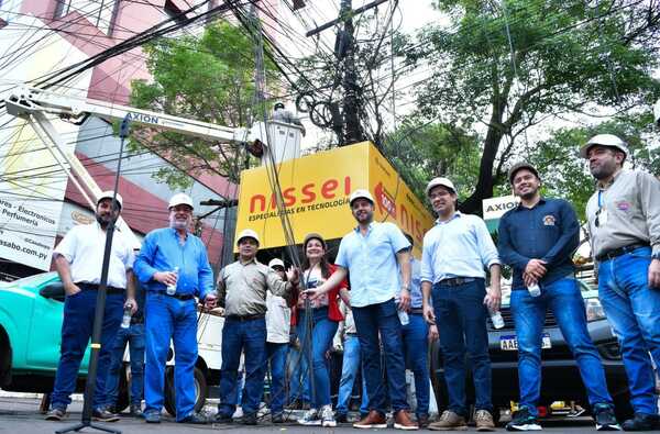 La ANDE retiró marañas de cables en el microcentro de Ciudad del Este - .::Agencia IP::.